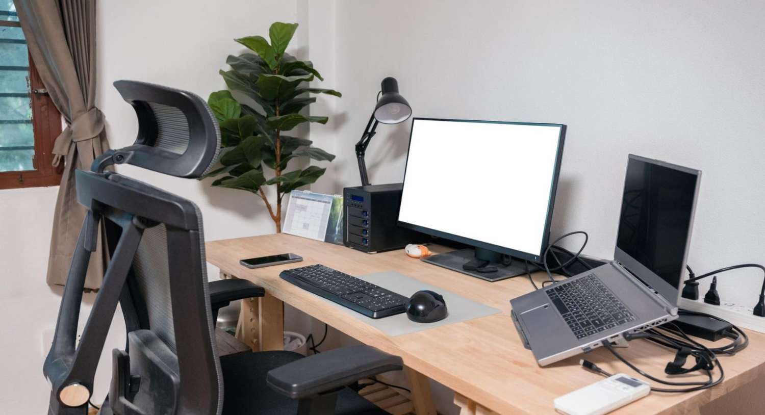 Optimizirajte radno mjesto: stalci za laptop i drugi dodaci za ergonomiju