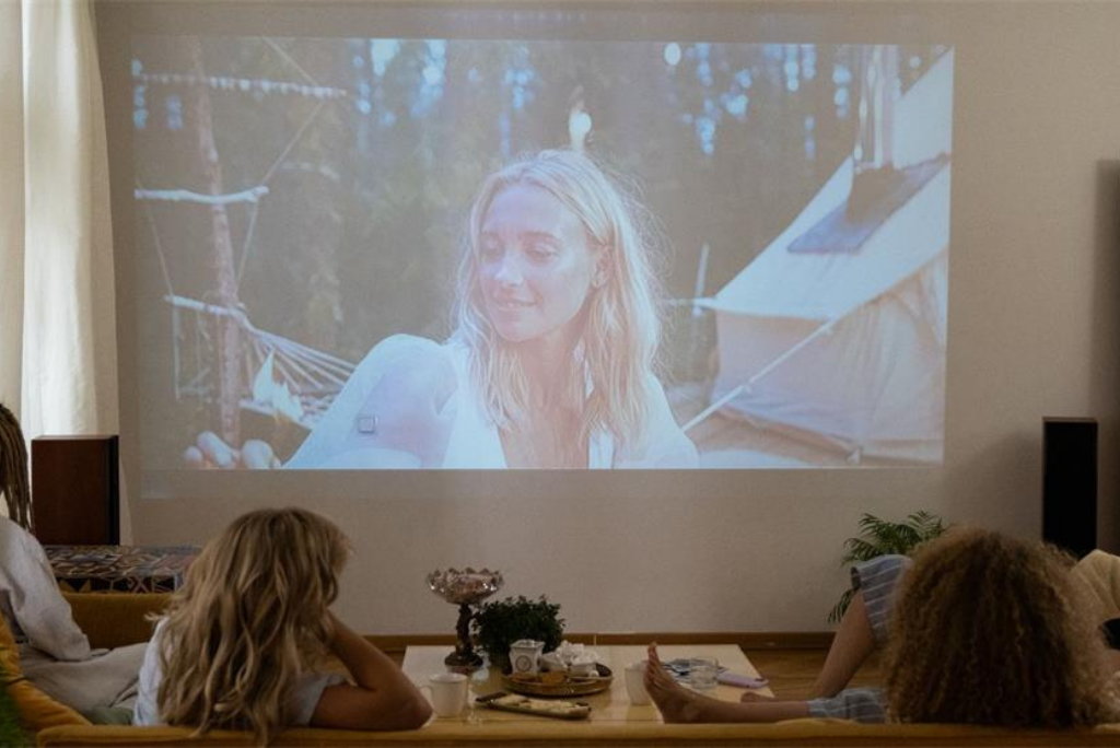 Kino ugođaj kod kuće uz projektor, platno i druge dodatke